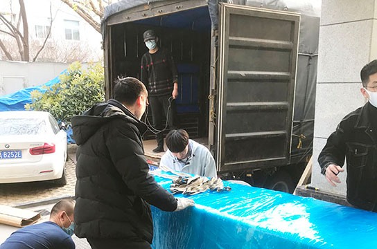 克服疫情困難空壓機(jī)無人值守在線監(jiān)控系統(tǒng)專車發(fā)貨